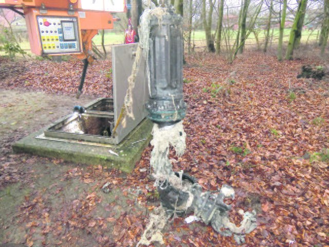 Die Vliestücher verstopfen die Pumpen | Foto: Stadtentwässerung Buxtehude