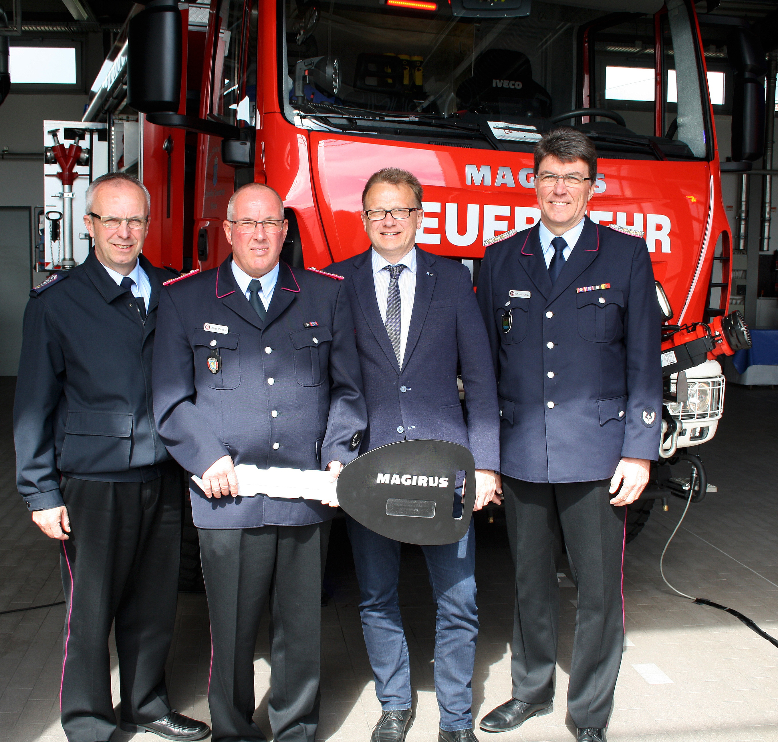 Bei der Schlüsselübergabe (v. li.): Kreisbrandmeister Volker Bellmann, Jörg Micsek, Verwaltungsvize Christian Riech und Stadtbrandmeister Helmut Kuntze