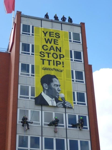 Einige Anti-TTIP-Aktivisten entrollten dieses Banner