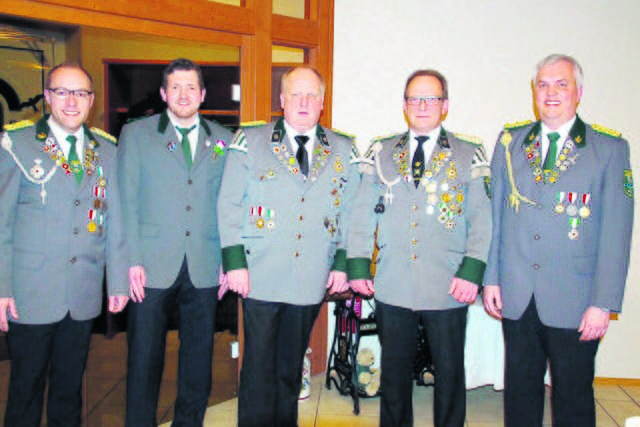 Der Vorstand (v. li.): Schriftführer Christian Martens, Rechnungsführer Stefan Hermsdorf, Schießsportleiter Volker Höper, Vizepräsident Claus Meyer und Präsident Thorsten Ehlermann | Foto: Schützenverein Heidenau