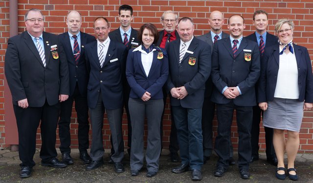 Der Bezirksvorstand (v. li.): Matthias Groth, Eckhard Menzel, Karsten Kirchgässler, Christian Sparfeldt, Chrissy Giese, Uwe Rosenow, Jürgen Schmidt, Keven Falley, Jan-Phillip Bauer, Kay Thee und Margret Holste