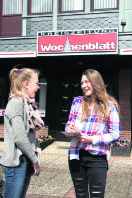 Interviewen schon wie die Profis (v. li.): Die Schülerinnen Josefine und Vanessa