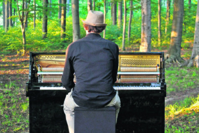 Das Festival steht auch für außergewöhnliche Perspektiven: Performer Joe Löhrmann bringt im Kulturprogramm mit seinem Projekt "My traveling Piano" Klavierklänge ins Grüne | Foto: FKP Scorpio
