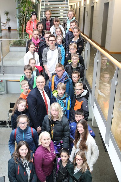 Besuchten am "Zukunftstag" die Kreisverwaltung in Winsen: Die Schüler mit  dem Ersten Kreisrat Kai Uffelmann (dritte Reihe,  2. v. li.) und Martina Exner, Abteilung Personal des Landkreises Harburg (erste Reihe, 2. v. li.) | Foto: Landkreis Harburg
