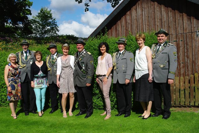 Schauen auf ein erlebnisreiches Jahr zurück (v. li.): Katrin und Karsten Meyrose, Bianca und Hinrich Schröder, Sandra und Oliver Wiechmann, Corinna und Peter Wischhof sowie Tatjana und Volker Borowi | Foto: Schützenverein Wesel