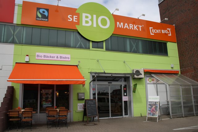 Zentral gelelgen: Der SE-Biomarkt befindet sich in unmittelbarer Nähe zum Bahnhof von Buxtehude
