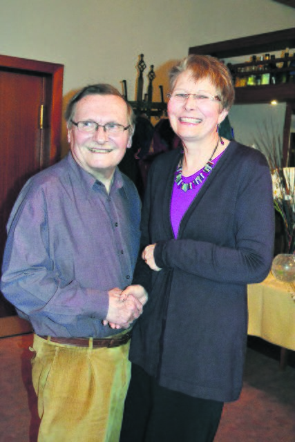 Heinz Böckenhauer gratuliert seiner Nachfolgerin im Amt, Kathrin Simon