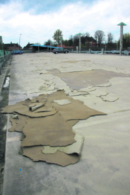 Beispiel für schadhaften Beton-Belag auf dem Oberdeck der Parkpalette am Bahnhof | Foto: tp