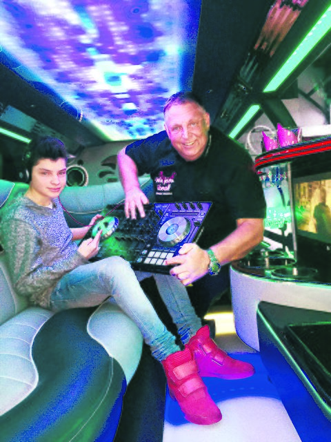 Zwei DJs in einer XXL-Limo: Jürgen Brosda nahm den Schüler Justin Paul für einen Tag unter seine Fittiche | Foto: mum