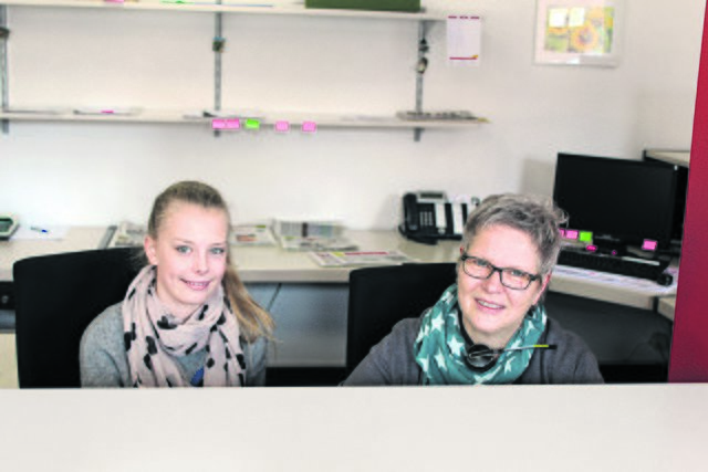 Josefine und WOCHENBLATT-Mitarbeiterin Martina Haegermann nehmen in der Geschäftstelle die Kleinanzeigen an