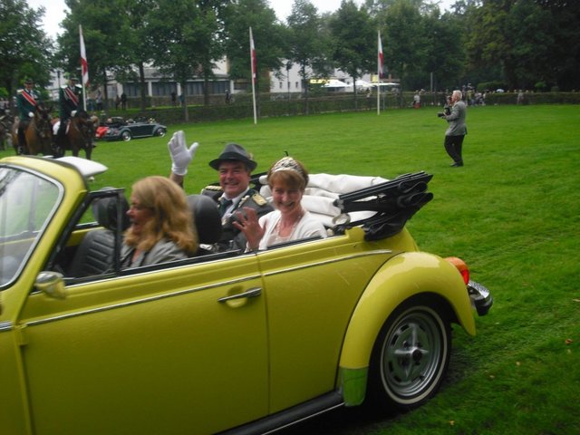 An das Schützenfest in Wesel am Rhein erinnern sich Oliver und Sandra Wiechmann gern. Im Cabrio ging es zur Proklamation | Foto: Schützenverein Wesel