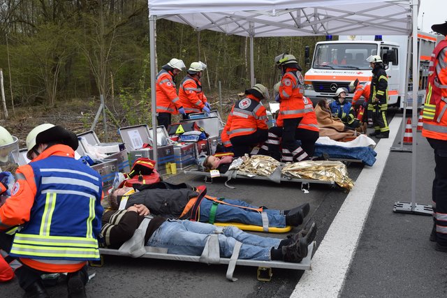 "Massenkarambolage" auf der A39: Großübung im Landkreis Harburg