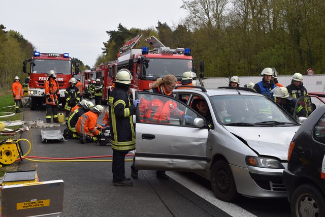 "Massenkarambolage" auf der A39: Großübung im Landkreis Harburg