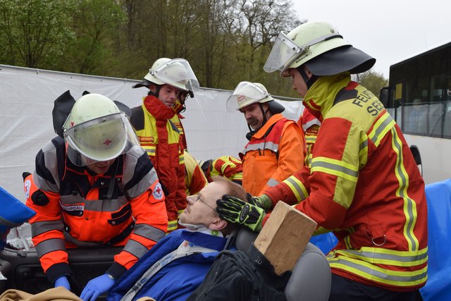 "Massenkarambolage" auf der A39: Großübung im Landkreis Harburg
