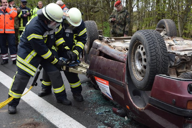 Selbst Schneidewerkzeuge kamen zum Einsatz: Bei der Großübung auf der A39 trainierten die Einsatzkräfte alle möglich vorkommenden Szenarien