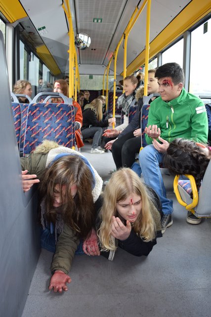 Ein Bus außer Kontrolle: Zahlreiche "verletzte" Kinder und Jugendliche "mimten" schwer Verletzte und unter Schock stehende Unfallteilnehmer