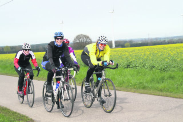 Sonnenschein und blühende Rapsfelder: So bringt das Rennradfahren Spaß | Foto: wd