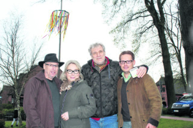 Organisierten das Maibaum-Aufstellen (v. li.): Edgar Romanowski, Sabine Mojen, Bernd Jost und Henning Erdtmann vom Gewerbekreis