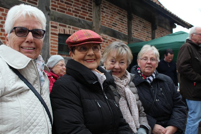 Kathrin Bergemann, Helga Verbrag, Anneliese Riege und Bärbel Benecke feierten auf dem Spethmann-Platz