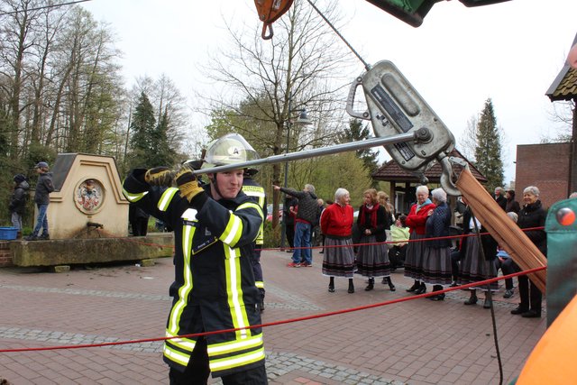 Ganz schön anstrengend: Lucas Ibing und seine Kollegen von der Freiwilligen Feuerwehr Jesteburg stellen den Maibaum mit Muskelkraft auf