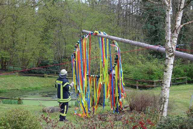 Vor dem Aufstellen wird überprüft, ob alles fest sitzt