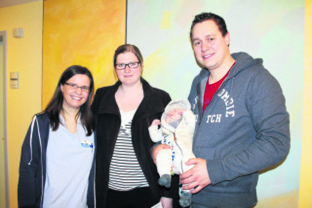 Bedanken sich bei den Hebammen für die Betreuung (v. re.): Florian und Claudia Pfeiffer mit Baby Ben und Hebamme Anke Voigt