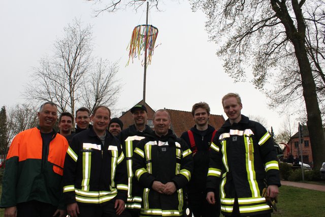 Sorgten dafür, dass der Maibaum steht (v.li.): Jörg Halbohm, Sascha Clausen, Dennis Tschense, Volker Balburg, Michael Otte, Michael Bruhn, Marco Loch, Björn Bergmann und Lucas Ilbing von der Jesteburger Feuerwehr