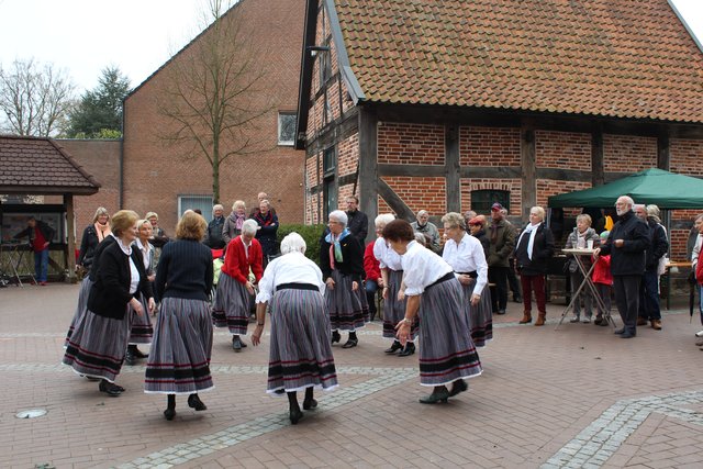 Die Tanzgruppe der Jesteburger Landfrauen zeigte internationale Volkstänze