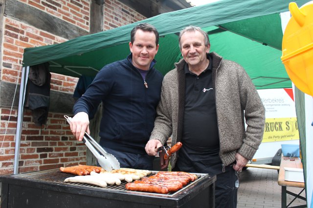 Mirco Doebel und Edmund Minke vom GeWerbekreis Jesteburg sorgen für das leibliche Wohl