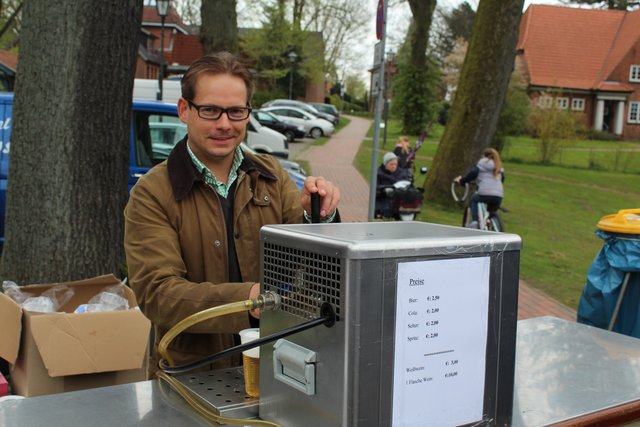 Henning Erdtmann vom GeWerbekreis Jesteburg versorgt die Besucher mit Getränken
