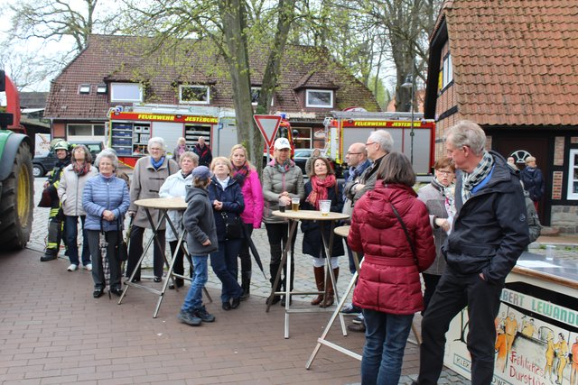 Ob das klappt? Viele Jesteburger kamen zum Spethmann-Platz um sich das Maibaum-Aufstellen anzuschauen