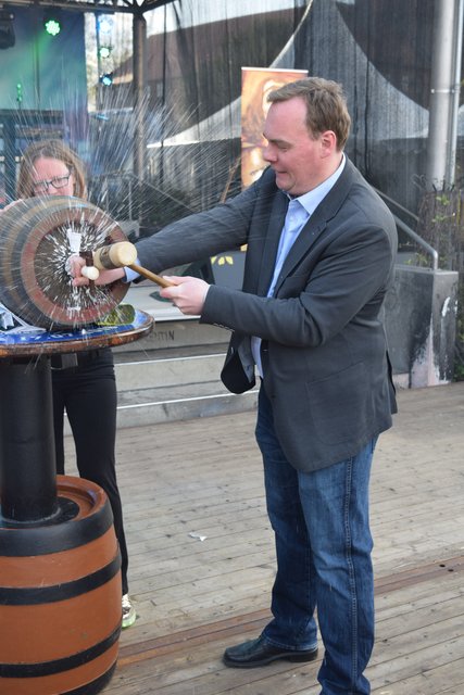 Bieranstich, nicht ganz gelungen: Impressionen Winsener Stadtfest