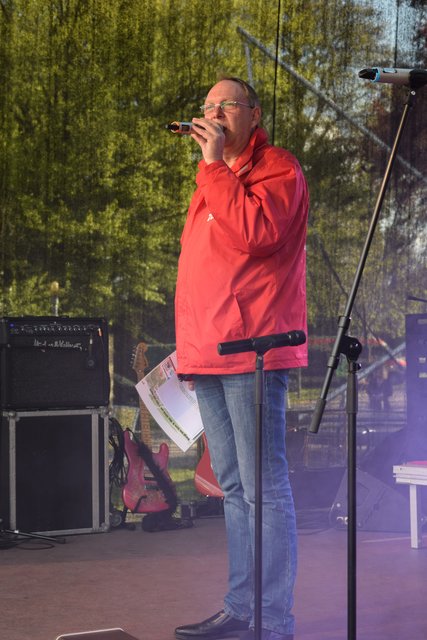 Winsener Stadtfest: Moderator Wolfgang Laudahn von Radio ZuSa