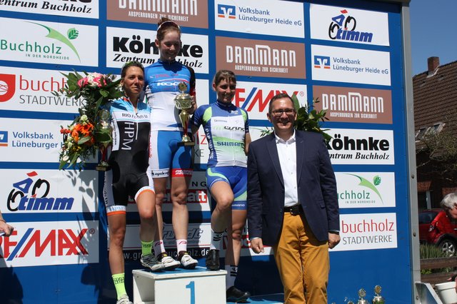 Bei der Siegerehrung der Frauen-Elite: (v. li.) Carolin Schiff, Wiebke Rodieck, Stefanie Paul und Frank Krause (Regionaldirektor Volksbank Lüneburger Heide)