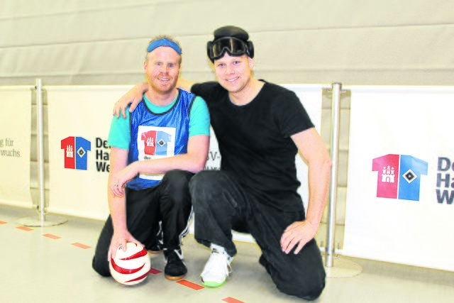 Spielten gemeinsam Blinden-Fußball: Jens Pleier vom FG Seckbach und Waldschul-Sportlehrer Jan Behrens