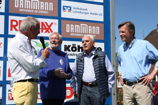 Udo Krapf (v. li.), der jetzige Organisator Norbert Stein, der langjährige Streckensprecher Hans-Dieter Buthmann und Buchholz' Bürgermeister Jan-Hendrik Röhse
