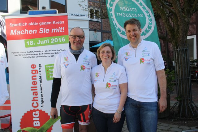 Landwirt Henner Schonecke (re) mit den Organisatoren Georg und Petra Biedemann