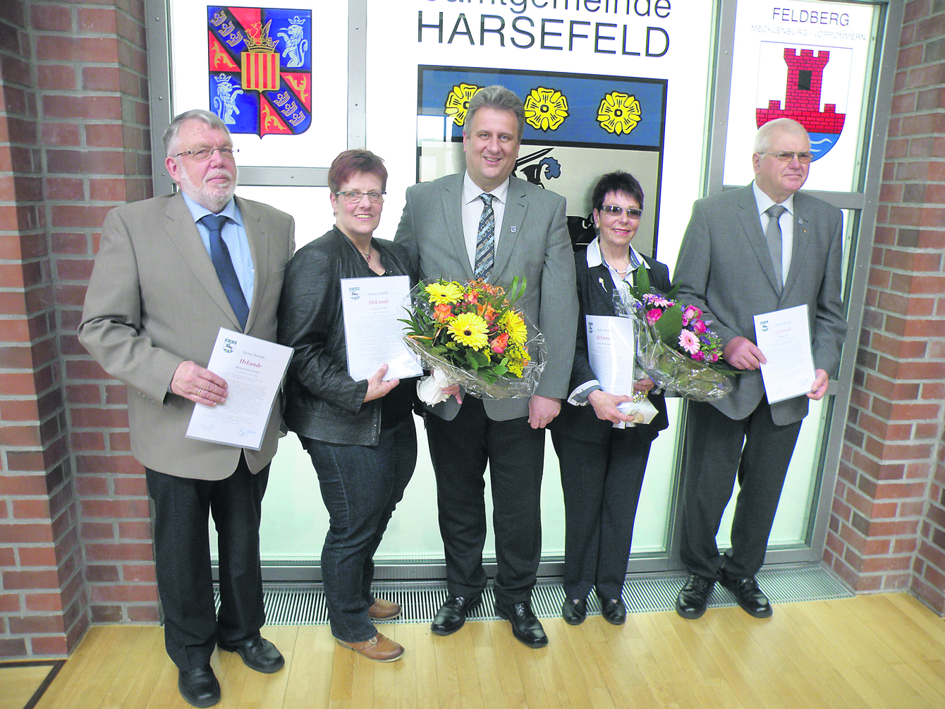 Bürgermeister Michael Ospalski (Mitte) mit den Geehrten (v.li.): Hans-Dieter Stienen, Andrea Fitschen, Gerda Wehrendt und Willy Goetz