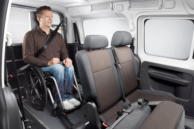 In diesem umgebauten VW Caddy Maxi fahren
Rollstuhlfahrer bequem im Fond mit