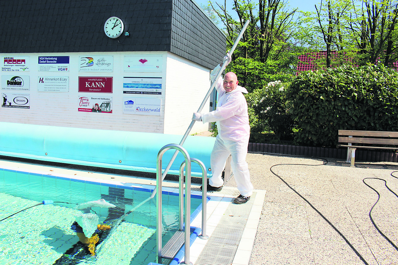Freibad-Betriebsleiter Lothar Fox reinigte am Montag das Becken in Bendestorf