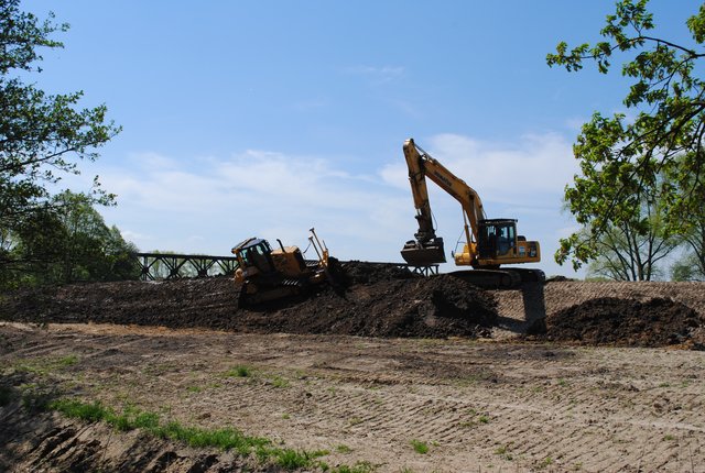 Deich-Baustelle mit der Eisenbahnbrücke im Hintergrund | Foto: sb