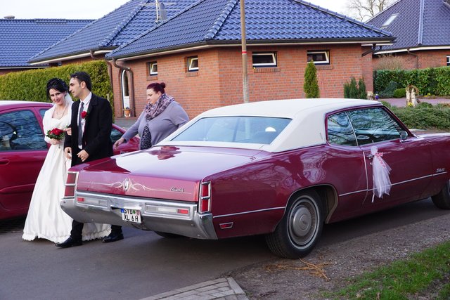 Die Brautleute Yasmin und Manhal mit der schicken Oldtimer-Limousine | Foto: Jörn Weidt