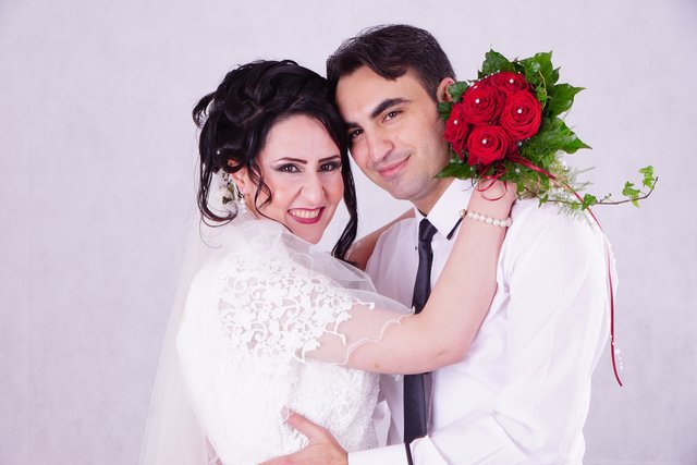 Ganz in Weiß mit einem Blumenstrauß: die strahlende Braut Yasmin und ihr Märchenprinz Manhal | Foto: Jörn Weidt