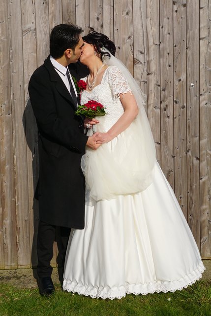 Der Hochzeitskuss besiegelt den Bund fürs Leben | Foto: Jörn Weidt