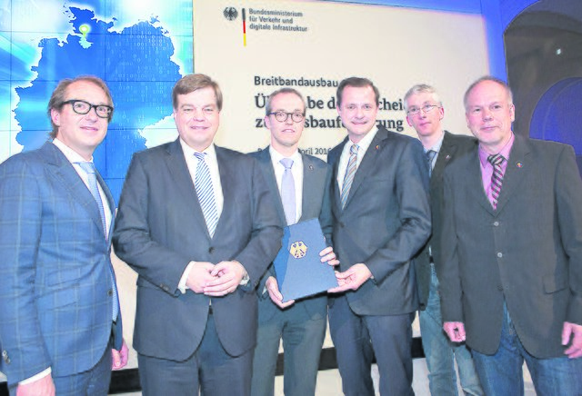 Bei der Übergabe des Förderbescheids (v.li.): Minister Alexander Dobrindt, Staatssekretär Enak Ferlemann, Erster Kreisrat Dr. Eckart Lantz, Bundestagsabgeodneter Oliver Grundmann sowie die IT-Experten Christian Grothmann und Klaus Scholz