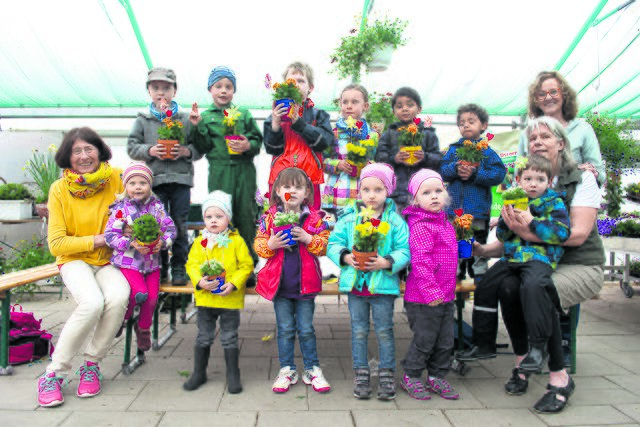 Die Jungen und Mädchen des Quarrendorfer Kindergartens bepflanzten bei „Lorenz“ in Hanstedt Blumentöpfe