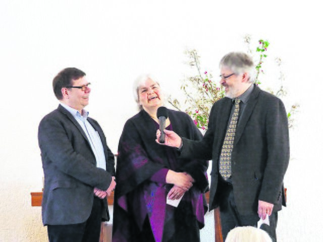 Pastor Bernd Meyer (re.) während eines Gottesdienstes
mit Carlos Piehler und Susanne Kaspar | Foto: FeG Hanstedt