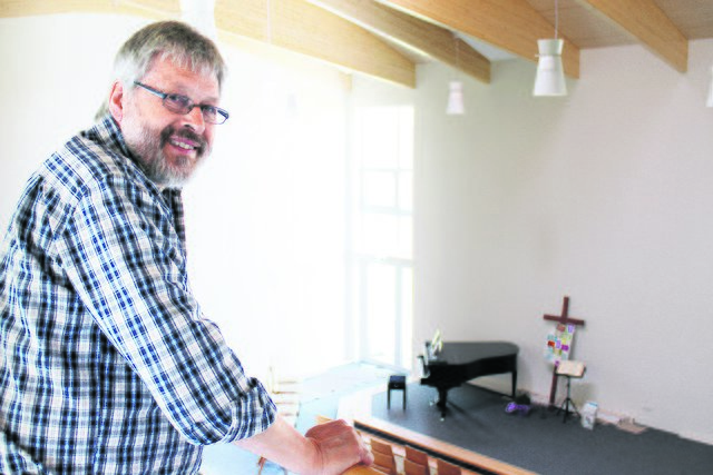 Pastor Bernd Meyer schaut von der Empore in den neuen Gottesdienstraum hinab