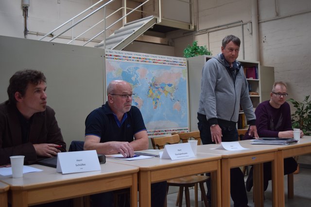 Stellten sich den Fragen der Initiative gegen Staub & Lärm: Sebastian Schülke und Burkhard Stumpenhusen mit den Sprechern der Initiative,  Jörg Eckhoff und Sven Malczak  (v. li.)