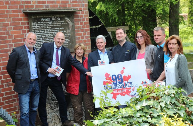 Bewerben den Tourismus in der Region (v. li.): Jens Kowald (Flusslandschaft Elbe GmbH), Ulrich von dem Bruch (Lüneburger Heide GmbH), Almut Eutin ( Kreissportbund Harburg-Land), Landrat Rainer Rempe, Maik Schmanns (Gasthaus Horster Mühle), Jenny Lorenz (Metropolregion Hamburg), Ralf Lühmann (Golfanlage "Green Eagle") und Elke Frerichs (Gemeinde Stelle) | Foto: Landkreis Harburg